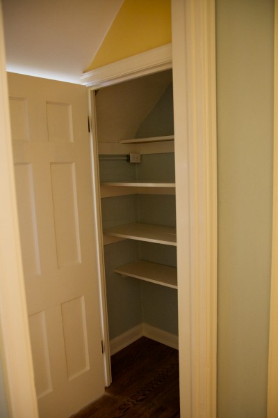 Empty closet w:shelves