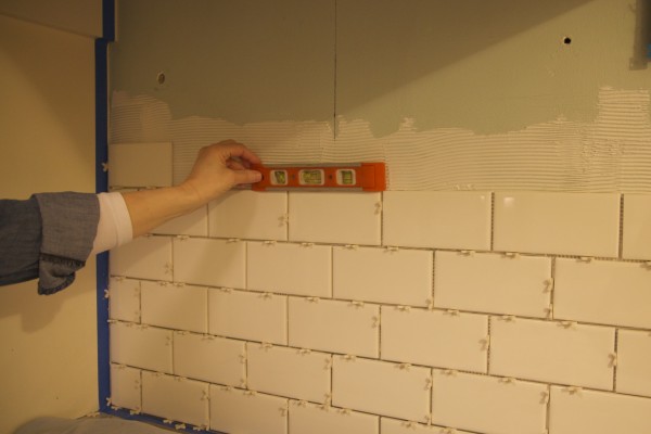 Level tile backsplash